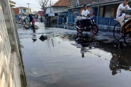 Ilustrasi banjir rob yang melanda wilayah pesisir beberapa waktu lalu.(foto istimewa)