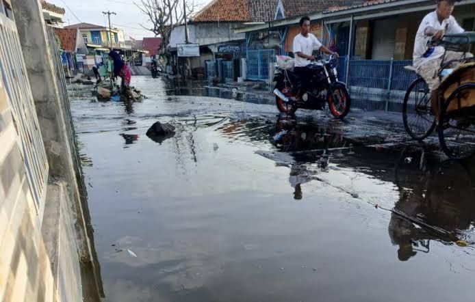 Ilustrasi banjir rob yang melanda wilayah pesisir beberapa waktu lalu.(foto istimewa)