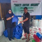 037 - Foto 3 - Lise Tiasanty, S.Pd, M.M Customer Satisfaction Division, menyerahkan donasi korban banjir di desa parupuk, langkat Sumatra Utara