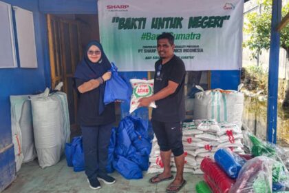 037 - Foto 3 - Lise Tiasanty, S.Pd, M.M Customer Satisfaction Division, menyerahkan donasi korban banjir di desa parupuk, langkat Sumatra Utara