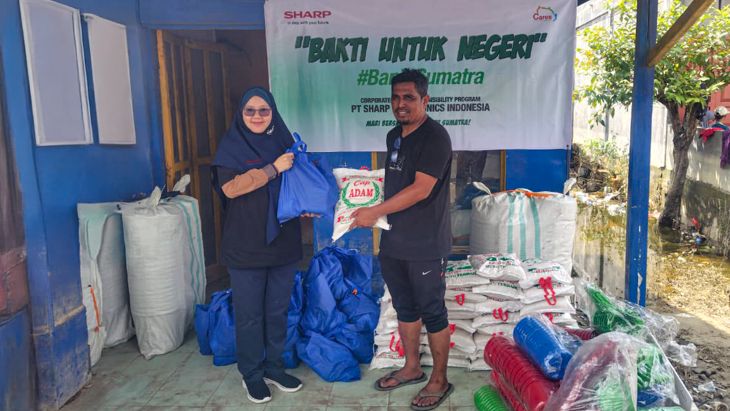 037 - Foto 3 - Lise Tiasanty, S.Pd, M.M Customer Satisfaction Division, menyerahkan donasi korban banjir di desa parupuk, langkat Sumatra Utara