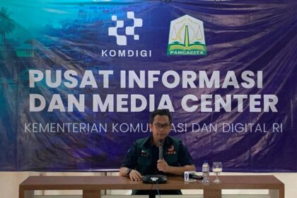 Kepala Pusat Data Informasi dan Komunikasi Kebencanaan Abdul Muhari, saat konferensi pers update penanganan darurat bencana hidrometeorologi di Provinsi Aceh, Sumatra Utara, dan Sumatra Barat, pada Selasa (9/12/2025) di Kantor Gubernur Aceh, Banda Aceh. Foto: Ist