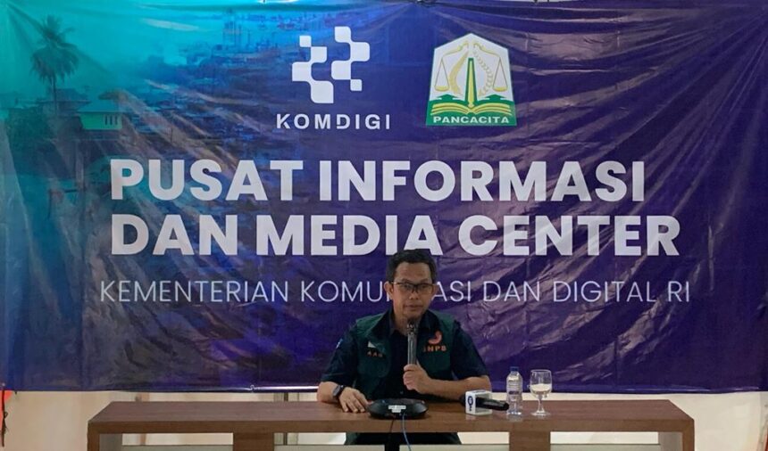 Kepala Pusat Data Informasi dan Komunikasi Kebencanaan Abdul Muhari, saat konferensi pers update penanganan darurat bencana hidrometeorologi di Provinsi Aceh, Sumatra Utara, dan Sumatra Barat, pada Selasa (9/12/2025) di Kantor Gubernur Aceh, Banda Aceh. Foto: Ist