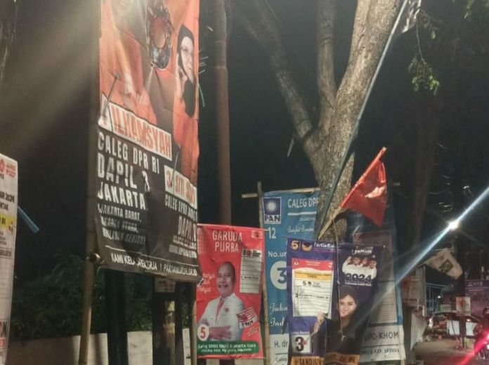 Ilustrasi atribut parpol terpasang lebih 3 hari bakal dicopot Satpol PP.(Foto dok ipol.id)