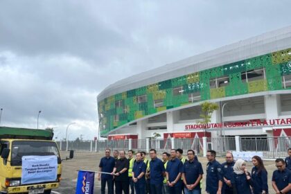 Dirut dan Jajaran Direksi Bank Mandiri saat melepas pengiriman bantuan bagi masyarakat terdampak bencana di Sumatera. Foto: Bank Mandiri