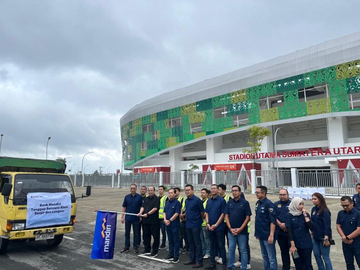 Dirut dan Jajaran Direksi Bank Mandiri saat melepas pengiriman bantuan bagi masyarakat terdampak bencana di Sumatera. Foto: Bank Mandiri