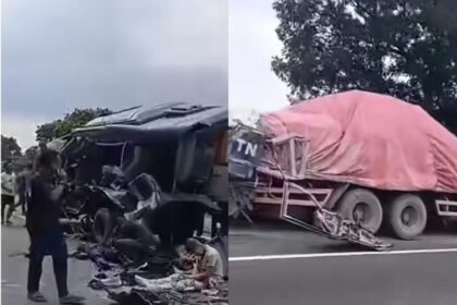 Bus dinas TNI Angkatan Laut ringsek usai menabrak truk bermuatan semen di Tol Belmera KM 8.800, Selasa (23/12/2025). Kecelakaan tersebut menewaskan satu prajurit dan menyebabkan sejumlah personel lainnya luka-luka. Foto: TikTok @seputaran.binjai