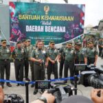 Kasad) Jenderal TNI Maruli Simanjuntak, usai melepas keberangkatan Kapal ADRI XVII BM yang membawa bantuan kemanusiaan TNI AD bagi masyarakat terdampak bencana di Aceh, Sumatera Utara, dan Sumatera Barat. Foto: Dispenad