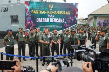 Kasad) Jenderal TNI Maruli Simanjuntak, usai melepas keberangkatan Kapal ADRI XVII BM yang membawa bantuan kemanusiaan TNI AD bagi masyarakat terdampak bencana di Aceh, Sumatera Utara, dan Sumatera Barat. Foto: Dispenad