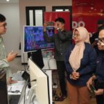 Direktur Utama Telkom Dian Siswarini dan Direktur Human Capital Management Telkom Willy Saelan saat melakukan peninjauan langsung AI Connect Malang pada Senin (15/12). Foto: Telkom Indonesia