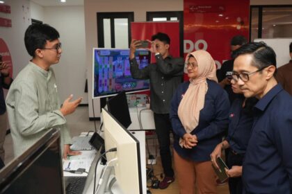Direktur Utama Telkom Dian Siswarini dan Direktur Human Capital Management Telkom Willy Saelan saat melakukan peninjauan langsung AI Connect Malang pada Senin (15/12). Foto: Telkom Indonesia