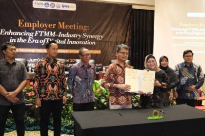 Penandatanganan Perjanjian Kerja Sama (PKS) antara Telkom dan Fakultas Teknologi Maju dan Mutidisiplin (FTMM) Universitas Airlangga (UNAIR) di Hotel Bumi Surabaya City Resort, Jumat (5/12). Foto: Telkom Indonesia