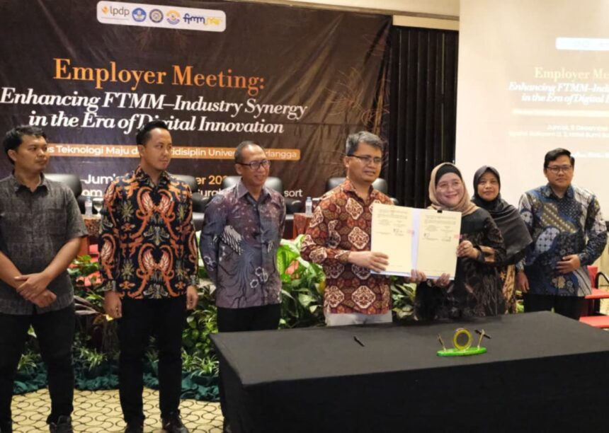 Penandatanganan Perjanjian Kerja Sama (PKS) antara Telkom dan Fakultas Teknologi Maju dan Mutidisiplin (FTMM) Universitas Airlangga (UNAIR) di Hotel Bumi Surabaya City Resort, Jumat (5/12). Foto: Telkom Indonesia