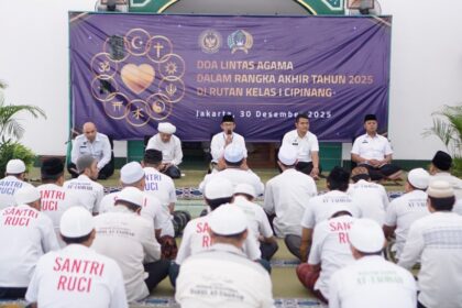 Kepala Seksi Pelayanan Tahanan, Rizal Surya Syaputra, mewakili Kepala Rutan Kelas I Cipinang, I Gusti Lanang, didampingi Kepala Kesatuan Pengamanan Rutan, Purwo Aji Prasetyo, serta Kepala Subseksi Bimbingan Hukum dan Penyuluhan Tahanan (BHPT), Boyke Heru Franscoissa dalam kegiatan Doa Lintas Agama digelar serentak di tiga rumah ibadah, yakni Masjid Nurul Iman, Gereja Galilea, dan Vihara Dhamma Bodhi, Selasa (30/12/2025). Foto: Ist