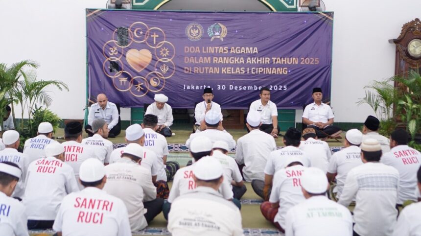 Kepala Seksi Pelayanan Tahanan, Rizal Surya Syaputra, mewakili Kepala Rutan Kelas I Cipinang, I Gusti Lanang, didampingi Kepala Kesatuan Pengamanan Rutan, Purwo Aji Prasetyo, serta Kepala Subseksi Bimbingan Hukum dan Penyuluhan Tahanan (BHPT), Boyke Heru Franscoissa dalam kegiatan Doa Lintas Agama digelar serentak di tiga rumah ibadah, yakni Masjid Nurul Iman, Gereja Galilea, dan Vihara Dhamma Bodhi, Selasa (30/12/2025). Foto: Ist