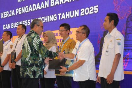 UKPBJ Pemkot Semarang menerima penghargaan tingkat nasional atas capaian Kematangan Level 3 (Proaktif) dalam UKPBJ Maturity Level Assessment yang diselenggarakan LKPP RI. Foto: Ist