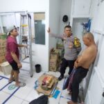 Terduga pelaku A saat dimintakan keterangan oleh polisi usai dipergoki mencuri di mini market di kawasan Pondok Kopi, Kecamatan Duren Sawit, Jakarta Timur, Senin (29/12/2025). Foto: Ist
