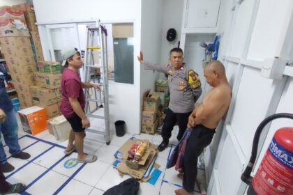 Terduga pelaku A saat dimintakan keterangan oleh polisi usai dipergoki mencuri di mini market di kawasan Pondok Kopi, Kecamatan Duren Sawit, Jakarta Timur, Senin (29/12/2025). Foto: Ist