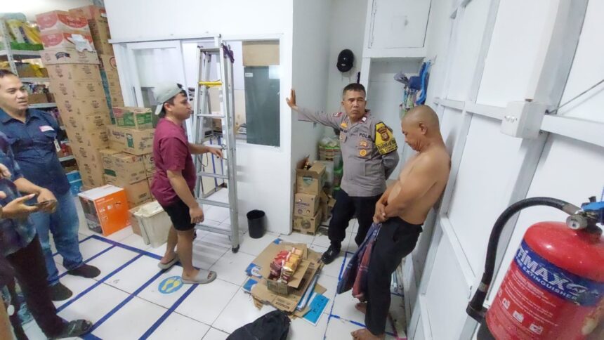 Terduga pelaku A saat dimintakan keterangan oleh polisi usai dipergoki mencuri di mini market di kawasan Pondok Kopi, Kecamatan Duren Sawit, Jakarta Timur, Senin (29/12/2025). Foto: Ist