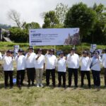 SVP Group Sustainability & Corporate Communication Telkom Ahmad Reza (keempat dari kiri), VP Sustainability Telkom Gunawan Wasisto Ciptaning Andri (kelima dari kiri), Bupati Sleman H. Harda Kiswaya, S.E., M.Si. (keenam dari kanan), Kepala Dinas Lingkungan Hidup dan Kehutanan (DLHK) Provinsi DIY Kusno Wibowo (kelima dari kanan), EVP Telkom Regional III Rachmad Dwi Hartanto (keempat dari kanan) beserta jajaran pada acara GoZero% Goes to Yogyakarta di kawasan Bukit Klangon, Yogyakarta, beberapa waktu lalu. Foto: Telkom Indonesia
