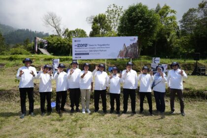 SVP Group Sustainability & Corporate Communication Telkom Ahmad Reza (keempat dari kiri), VP Sustainability Telkom Gunawan Wasisto Ciptaning Andri (kelima dari kiri), Bupati Sleman H. Harda Kiswaya, S.E., M.Si. (keenam dari kanan), Kepala Dinas Lingkungan Hidup dan Kehutanan (DLHK) Provinsi DIY Kusno Wibowo (kelima dari kanan), EVP Telkom Regional III Rachmad Dwi Hartanto (keempat dari kanan) beserta jajaran pada acara GoZero% Goes to Yogyakarta di kawasan Bukit Klangon, Yogyakarta, beberapa waktu lalu. Foto: Telkom Indonesia