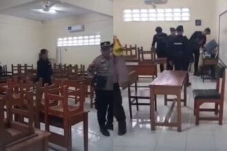 Tim Jihandak Gegana Brimob Polri menyisir SMA di Cipayung, Depok, Selasa (23/12/2025), menindaklanjuti laporan ancaman teror bom. Foto: Tangkap layar IG @depokupdateco