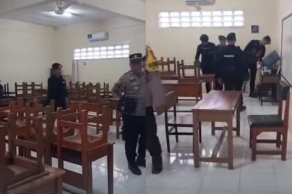 Tim Jihandak Gegana Brimob Polri menyisir SMA di Cipayung, Depok, Selasa (23/12/2025), menindaklanjuti laporan ancaman teror bom. Foto: Tangkap layar IG @depokupdateco