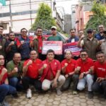 Direktur Network Telkomsel Indra Mardiatna turut disaksikan Wamen Komdigi Nezar Patria saat memberikan bantuan CSR ke titik-titik yang membutuhkan di Aceh Tamiang Rabu (24/12/2025). Foto: Telkom Indonesia