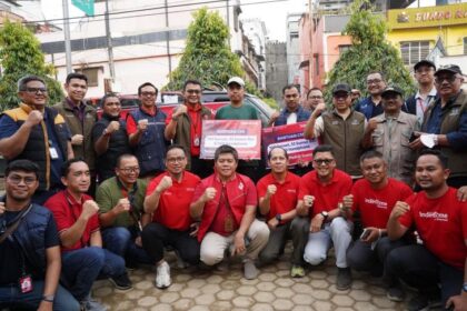 Direktur Network Telkomsel Indra Mardiatna turut disaksikan Wamen Komdigi Nezar Patria saat memberikan bantuan CSR ke titik-titik yang membutuhkan di Aceh Tamiang Rabu (24/12/2025). Foto: Telkom Indonesia