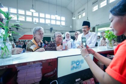 Mensos Saifullah Yusuf meninjau penyaluran BLTS Kesejahteraan Masyarakat 2025 di Kantor Pos Jatinegara, Jakarta Timur, Rabu (10/12/2025). Foto: Kemensos