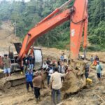 BNPB bersama Bupati Aceh Timur mendata korban terdampak sekaligus menyalurkan bantuan awal di Kecamatan Peunaron dan Serbajadi, Aceh Timur, Selasa (2/12/2025). Foto: Ist