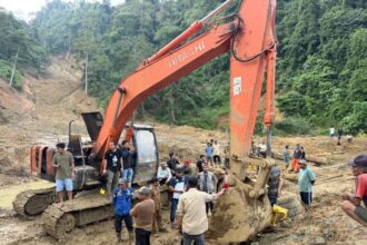 BNPB bersama Bupati Aceh Timur mendata korban terdampak sekaligus menyalurkan bantuan awal di Kecamatan Peunaron dan Serbajadi, Aceh Timur, Selasa (2/12/2025). Foto: Ist