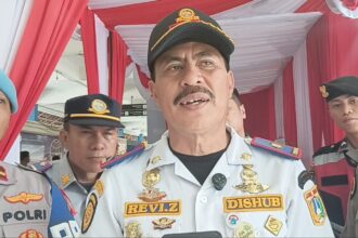 Kepala Terminal Kampung Rambutan, Revi Zulkarnaen bersama petugas gabungan di Terminal Kampung Rambutan, Jakarta Timur. Foto: Joesvicar Iqbal/ipol.id