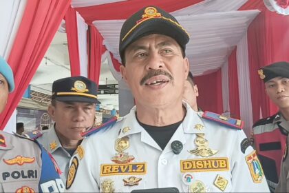 Kepala Terminal Kampung Rambutan, Revi Zulkarnaen bersama petugas gabungan di Terminal Kampung Rambutan, Jakarta Timur. Foto: Joesvicar Iqbal/ipol.id