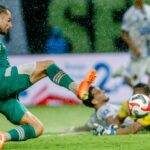 Aksi Mihailo Perovic saat Persebaya Surabaya menjamu Persijap Jepara, Minggu (28/12). (X/persebayaupdate)