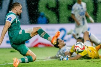 Aksi Mihailo Perovic saat Persebaya Surabaya menjamu Persijap Jepara, Minggu (28/12). (X/persebayaupdate)