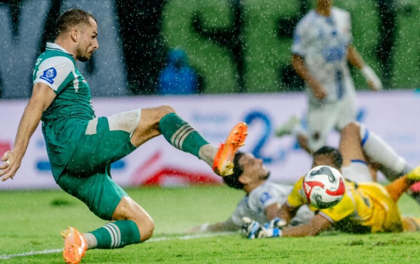 Aksi Mihailo Perovic saat Persebaya Surabaya menjamu Persijap Jepara, Minggu (28/12). (X/persebayaupdate)