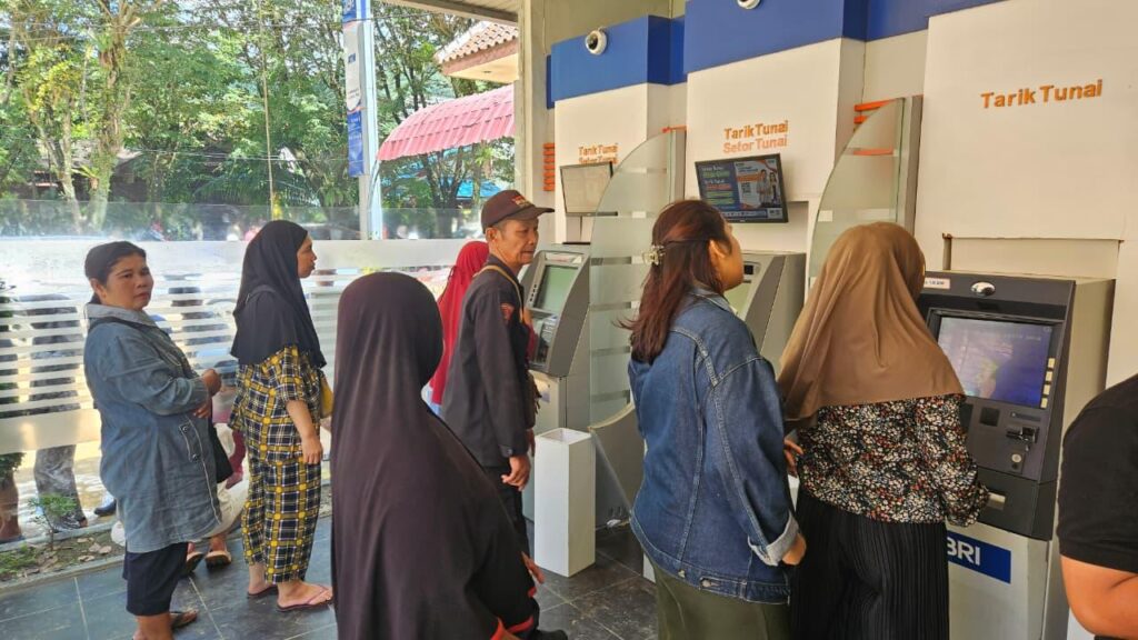 Akses layanan BRI tetap terjaga di daerah terisolir bencana banjir bandang melalui satelit. Foto: Dok BRI