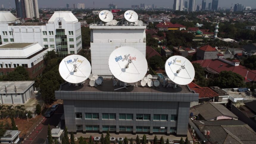 Akses layanan BRI tetap terjaga di daerah terisolir bencana banjir bandang melalui satelit. Foto: Dok BRI