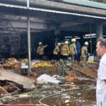 Sejumlah petugas Damkar memadamkan api yang menghanguskan ratusan lapak dagangan buah di Pasar Induk Kramat Jati, Jakarta Timur, Senin (15/12/2025). Foto: Joesvicar Iqbal/ipol.id