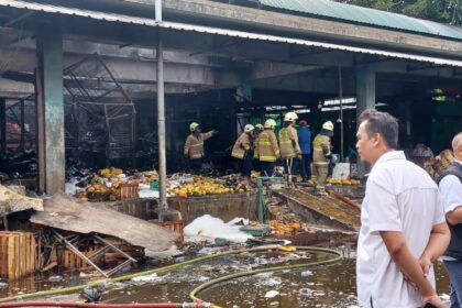 Sejumlah petugas Damkar memadamkan api yang menghanguskan ratusan lapak dagangan buah di Pasar Induk Kramat Jati, Jakarta Timur, Senin (15/12/2025). Foto: Joesvicar Iqbal/ipol.id