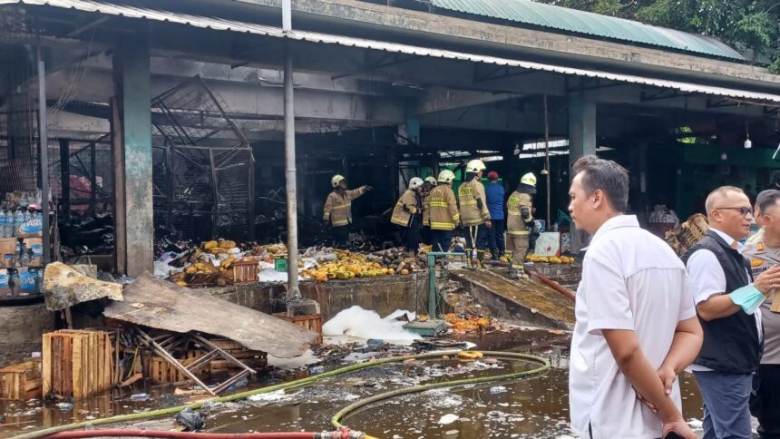 Sejumlah petugas Damkar memadamkan api yang menghanguskan ratusan lapak dagangan buah di Pasar Induk Kramat Jati, Jakarta Timur, Senin (15/12/2025). Foto: Joesvicar Iqbal/ipol.id