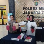 Kanit PPA Satreskrim Polres Metro Jakarta Timur, AKP Sri Yatmini didampingi Kasi Humas Polres Metro Jakarta Timur, AKP Teta menunjukkan barang bukti tersangka remaja AS, 17, yang nekat mengaborsi menggugurkan kandungannya, Senin (8/12/2025). Foto: Joesvicar Iqbal/ipol.id
