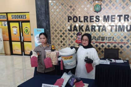 Kanit PPA Satreskrim Polres Metro Jakarta Timur, AKP Sri Yatmini didampingi Kasi Humas Polres Metro Jakarta Timur, AKP Teta menunjukkan barang bukti tersangka remaja AS, 17, yang nekat mengaborsi menggugurkan kandungannya, Senin (8/12/2025). Foto: Joesvicar Iqbal/ipol.id