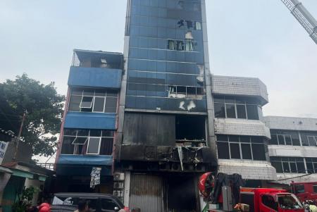 Gedung Terra Drone terbakar di Kemayoran, Jakarta Pusat, Selasa (9/11/2025). Peristiwa itu menewaskan 22 orang. (Foto: ist)