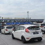 Lalu lintas di gerbang tol Cikampek Utama. Foto : Ist