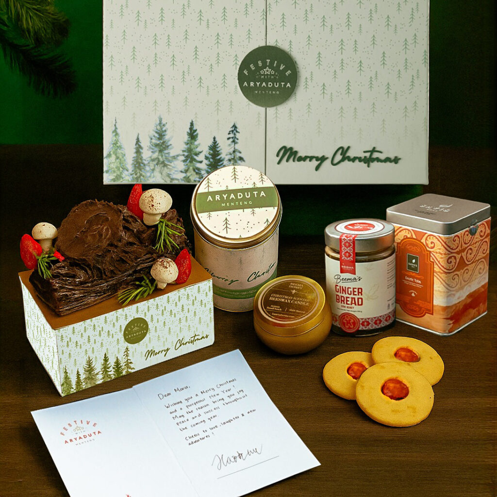 Aryaduta Menteng juga menghadirkan Festive Hampers 2025 sebagai pilihan hadiah Natal premium bagi keluarga, mitra bisnis, dan relasi. (istimewa/dok. Aryaduta Menteng)