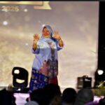 Anggota Fraksi Demokrat di DPRD DKI Jakarta, Neneng Hasanah saat mendapatkan penghargaan BK Award 2025.(foto sofian/ipol.id)
