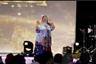 Anggota Fraksi Demokrat di DPRD DKI Jakarta, Neneng Hasanah saat mendapatkan penghargaan BK Award 2025.(foto sofian/ipol.id)