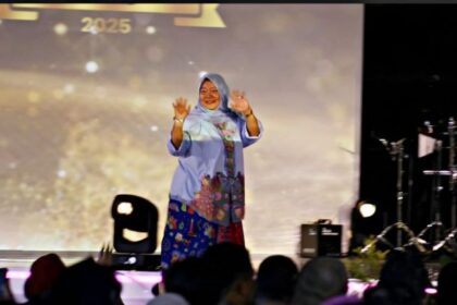 Anggota Fraksi Demokrat di DPRD DKI Jakarta, Neneng Hasanah saat mendapatkan penghargaan BK Award 2025.(foto sofian/ipol.id)